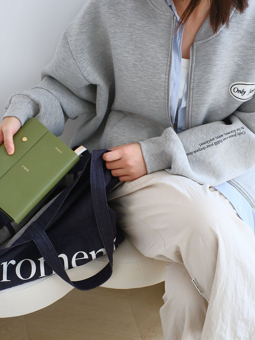 服饰包括T恤、卫衣，夹克、帽款，围巾，手套，袜子等