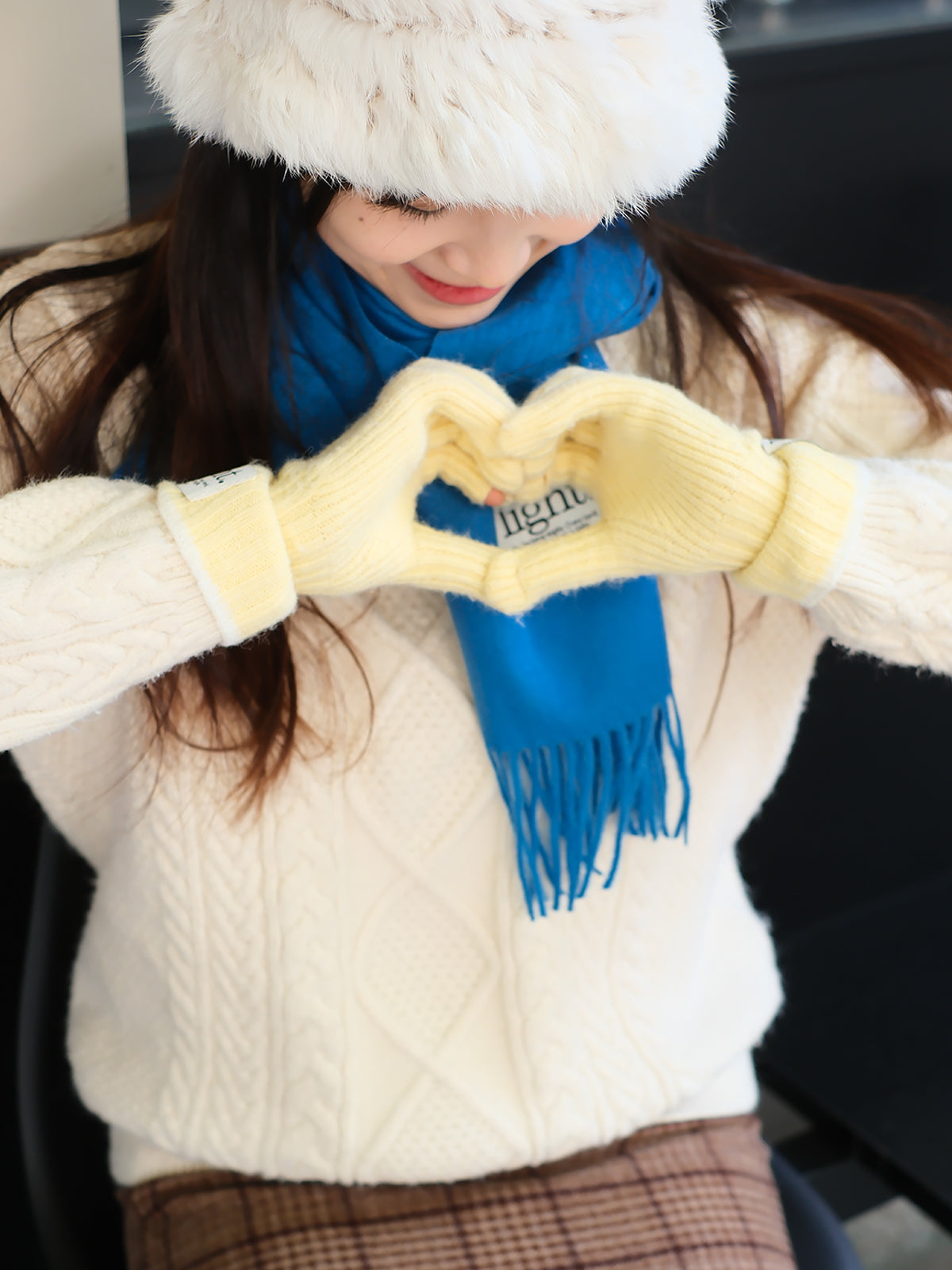 【手套】加厚加长冬季保暖软糯纯色绣标长款露指触屏护腕针织手套「握住光」