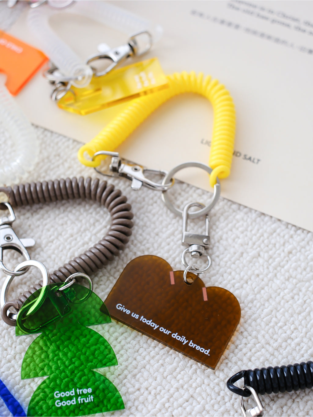 【亞克力鑰匙圈】彩色亞克力鑰匙圈 彈性繩吊飾 可愛設計 小型掛飾 汽車吊飾